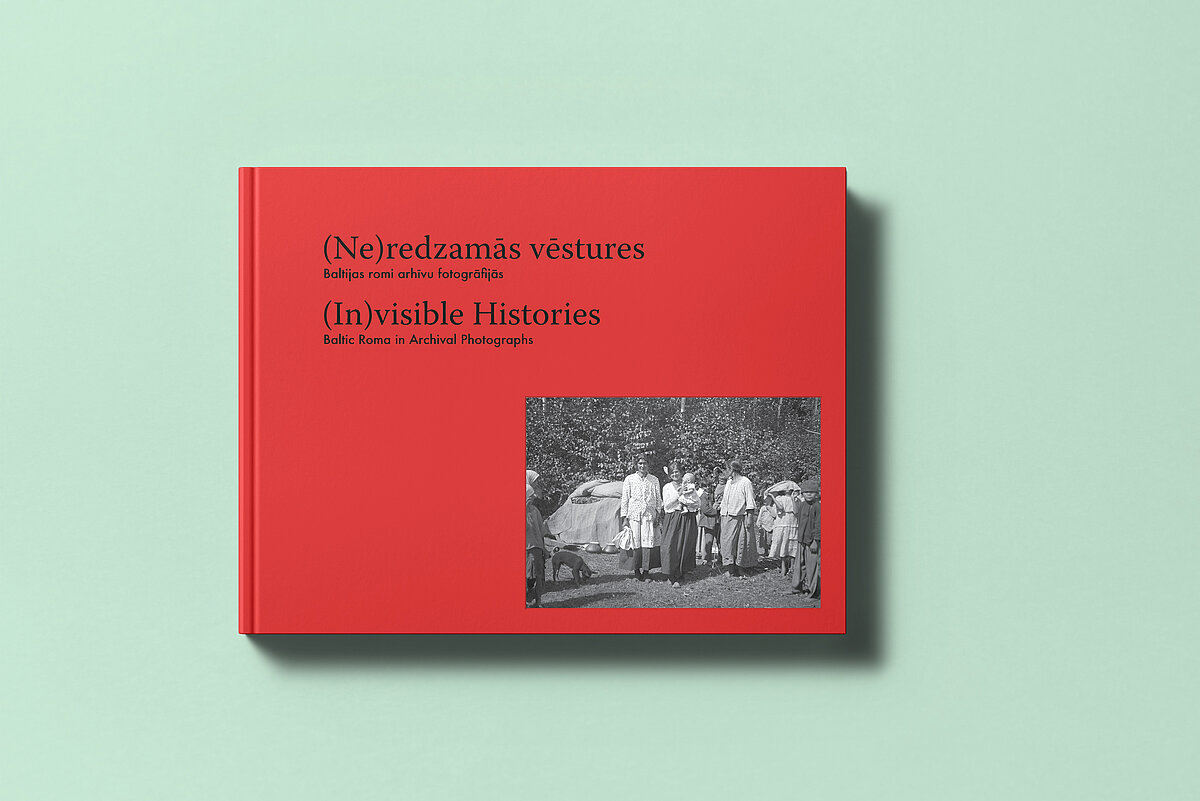 Baltijas romu vēsturei veltīts fotoalbums “(Ne)redzamās vēstures. Baltijas romi arhīvu fotogrāfijās”. Vāka foto. Baltijas romu vēsturei veltītā fotoalbuma vāka foto.