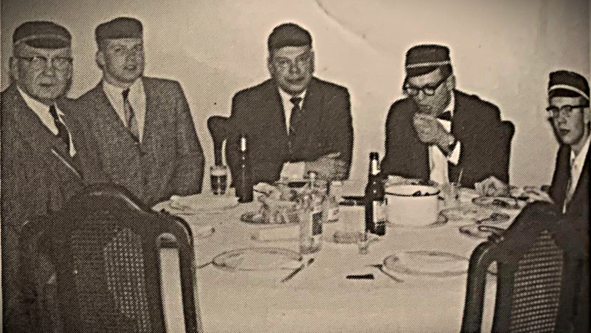 Studentu korporācijas Latvia saviesīgais vakars Jāņa Ozoliņa mājās, 1961. g. Mineapolē (ASV). No kreisās: Jānis Ozoliņš,  Ģirts Jātnieks, E. Ķiploks, Vilis Vikmanis un Raitis Schefers. Foto: Studentu korporācijas Latvia Latvia arhīvs Studentu korporācijas Latvia saviesīgais vakars Jāņa Ozoliņa mājās, 1961. g. Mineapolē (ASV). No kreisās: Jānis Ozoliņš,  Ģirts Jātnieks, E. Ķiploks, Vilis Vikmanis un Raitis Schefers. Foto: Studentu korporācijas Latvia Latvia arhīvs