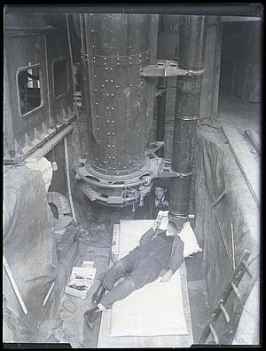 Simeizas teleskopa optikas pārbaude – Blumbahs guļ zem teleskopa, 1924. gads. Foto: Fricis Blumbahs