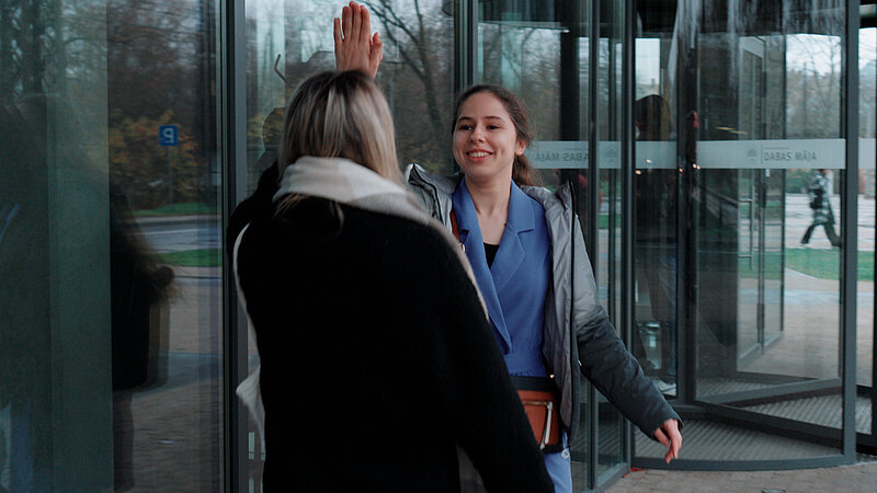 Skolēns un students sasveicinās