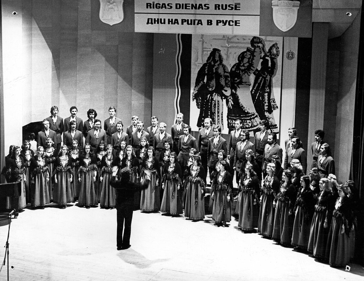 Dzied LVU koris Juventus. Rīgas kultūras dienu atklāšana Rusē. 1978.gads. Dzied LVU koris Juventus. Rīgas kultūras dienu atklāšana Rusē. 1978.gads.