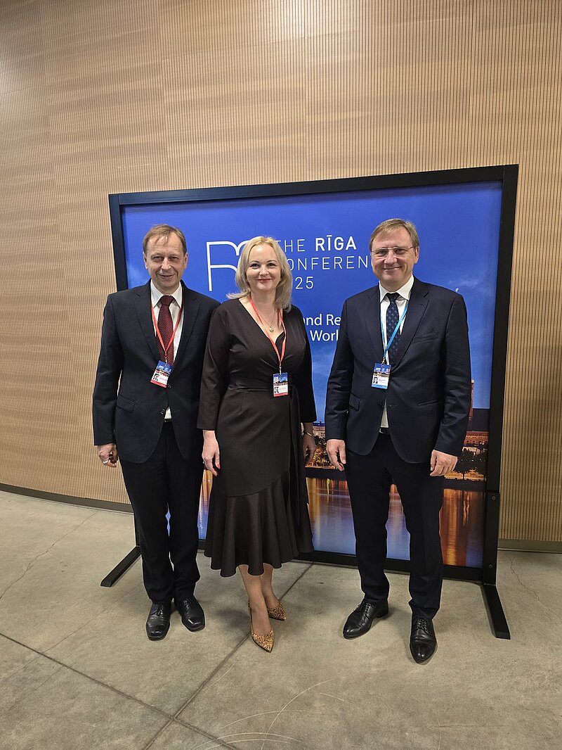 Ziemeļvalstu reģiona lielākais drošības un ārpolitikas forums “Rīgas konference 2025”. No kreisās: LATO valdes priekšsēdētājs Jānis Karlsbergs, LATO ģenerālsekretāre Sigita Struberga un LU rektors profesors Gundars Bērziņš