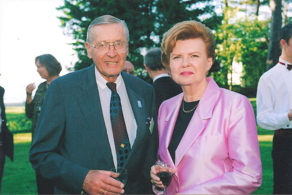 A. Raisters, tiekoties ar Latvijas Valsts prezidenti Vairu Vīķi-Freibergu 2000. gadu sākumā Rīgā.