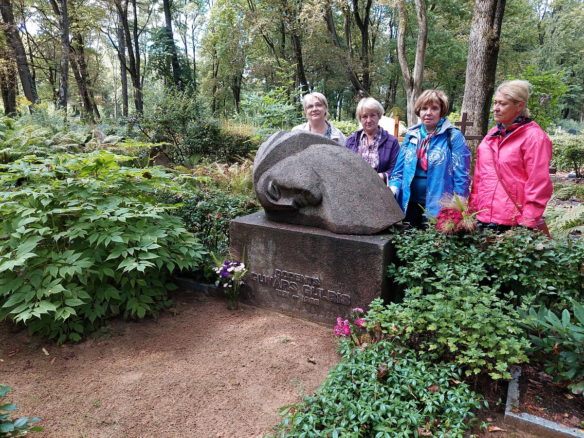 Pie Gunāra Gulbja kapa. No kreisās: Ē. Lanka, lektore; A. Krūze, prof. emer.; Z. Anspoka, prof.; E. Stikute, doc. Foto: J. Vikšers Pie Gunāra Gulbja kapa. No kreisās: Ē. Lanka, lektore; A. Krūze, prof. emer.; Z. Anspoka, prof.; E. Stikute, doc. Foto: J. Vikšers