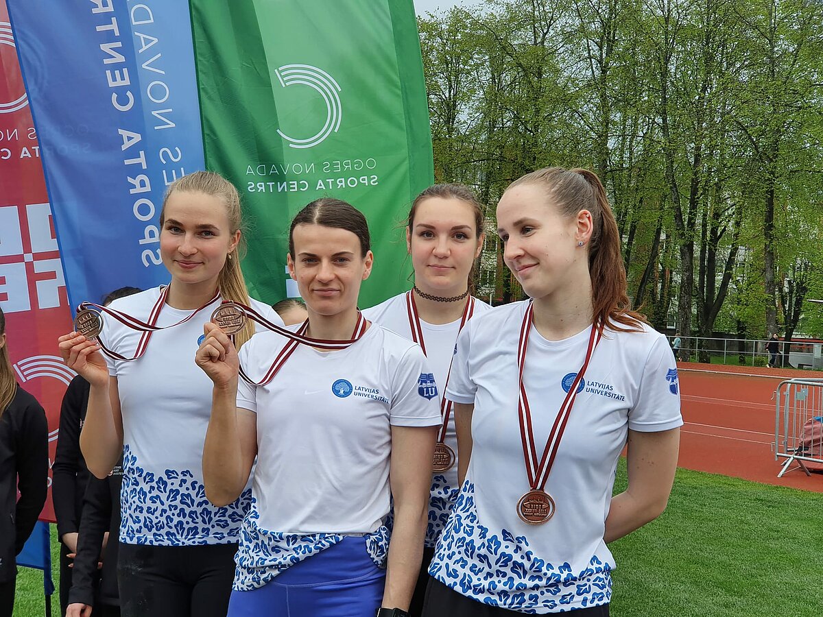 Attēlā: Latvijas Universitātes 4x100m stafetes meiteņu komanda