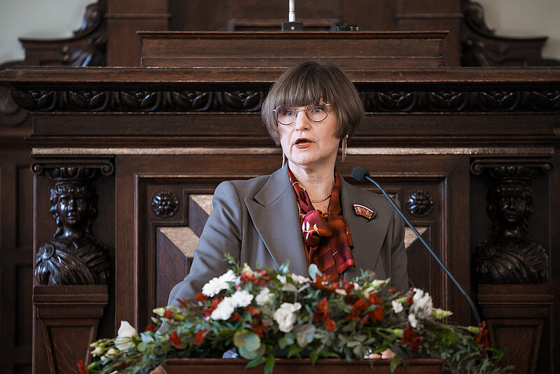 Latvijas Universitātes profesores Sanitas Osipovas priekšlasījums valsts svētku pasākumā