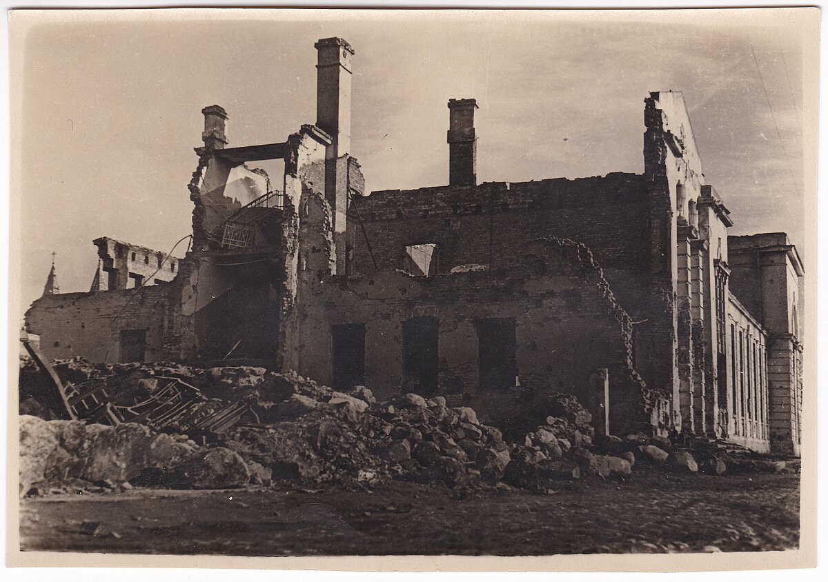 Padomju tālās darbības aviācijas triecienos sagrautā Rēzeknes Tautas pils. 1944. gada aprīlis. Foto: Latvijas Kara muzejs.