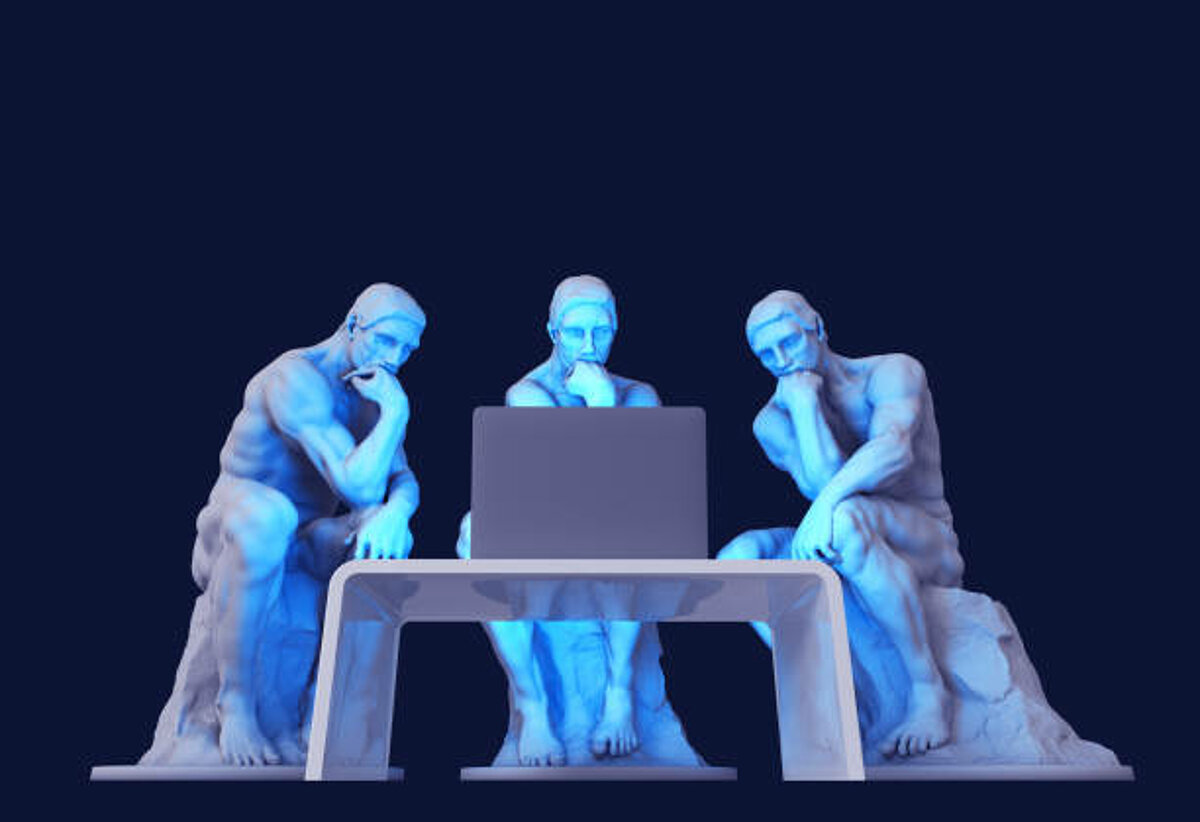 Trīs domātāji pie datora, ilustratīvs attēls.