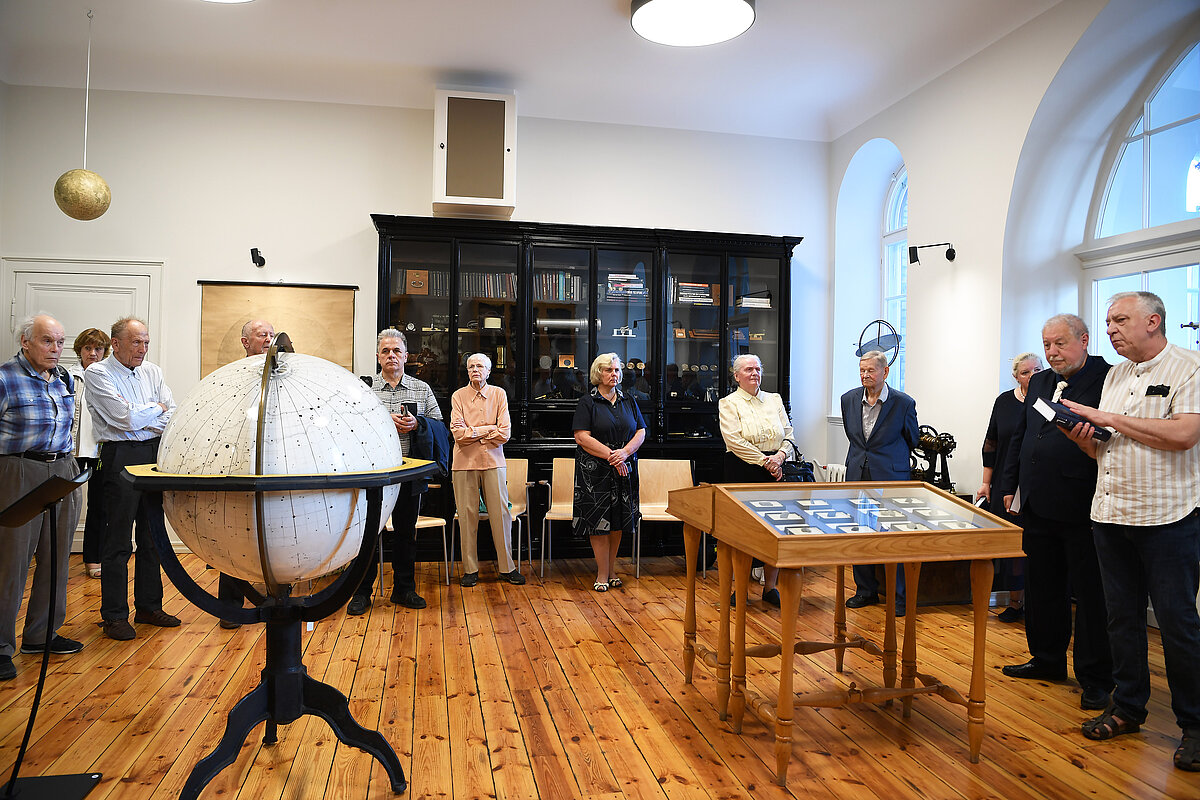 Sarunas atklāšanas pasākuma gaitā LU Muzeja Astronomijas ekspozīcijā. Foto: Sarmīte Livdāne.