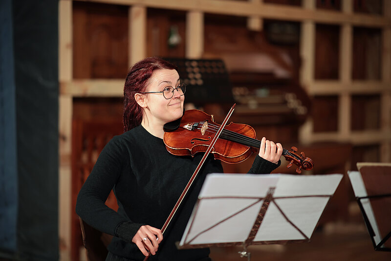 Velga Polinska spēlē instrumentu