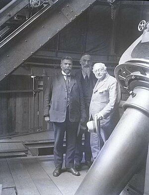 Pulkovas observatorijas direktors A. Ivanovs, F. Blumbahs un nezināma persona pie Simeizas teleskopa, 1924. gads. Foto: Fricis Blumbahs