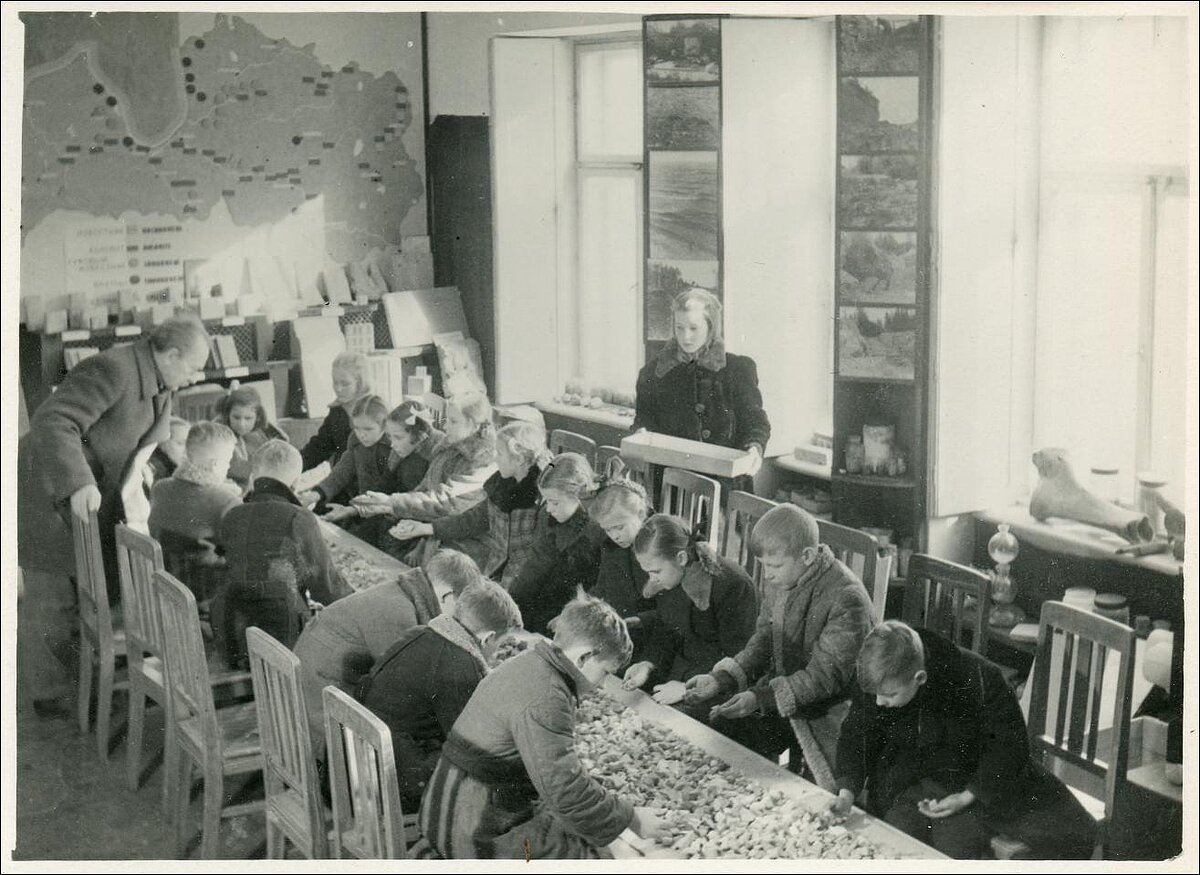J. Greste nodarbībā. Foto: LU Muzeja krājums. J. Greste nodarbībā. Foto: LU Muzeja krājums.