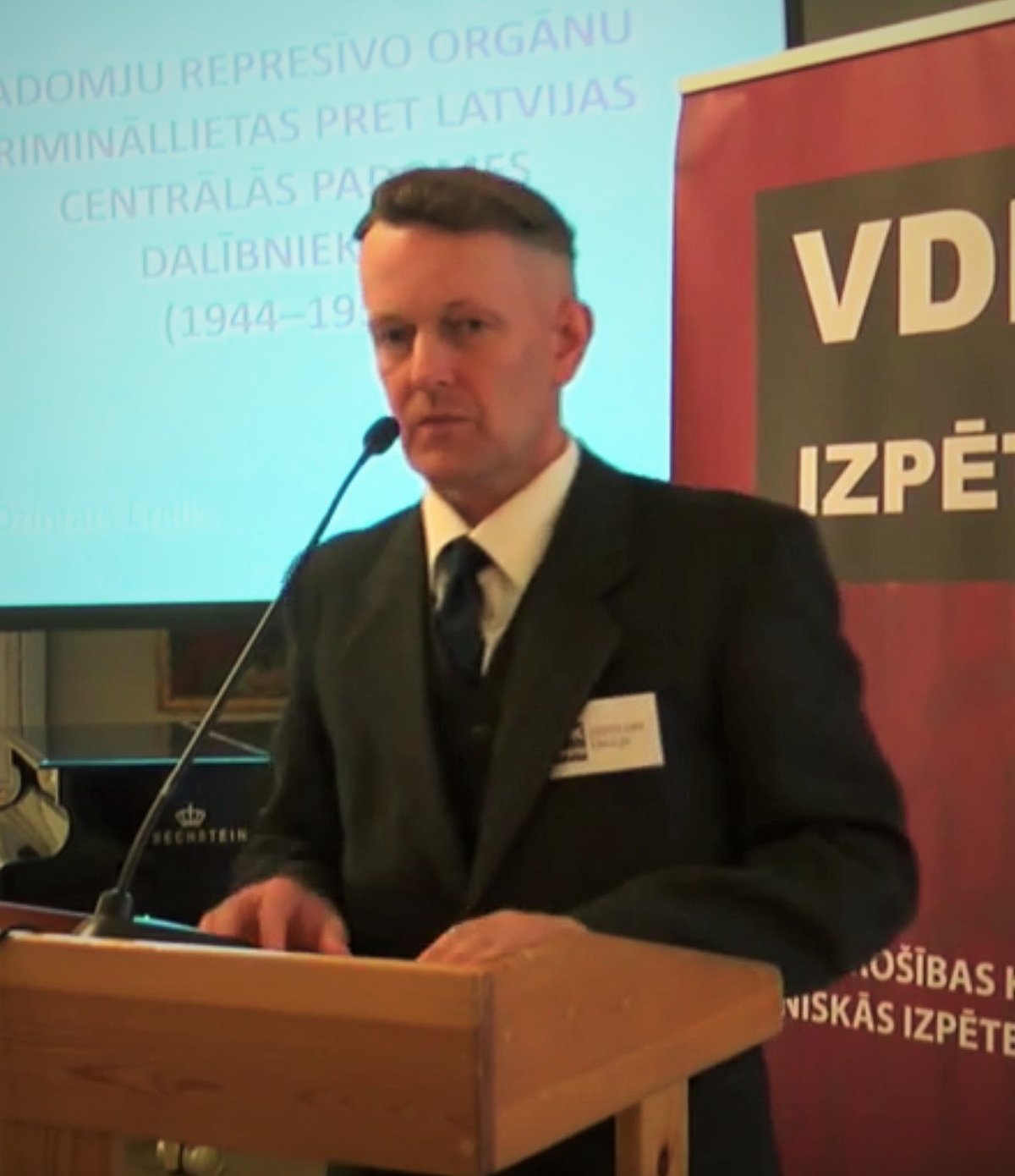 LPSR VDK zinātniskās izpētes komisijas pētnieks Dr. hist. Dzintars Ērglis konferencē «LIELAIS BRĀLIS TEVI VĒRO: VDK un tās piesegstruktūras» 2016. gada 12. augustā. Kristīnes Lindbergas un Didža Šēnberga foto.