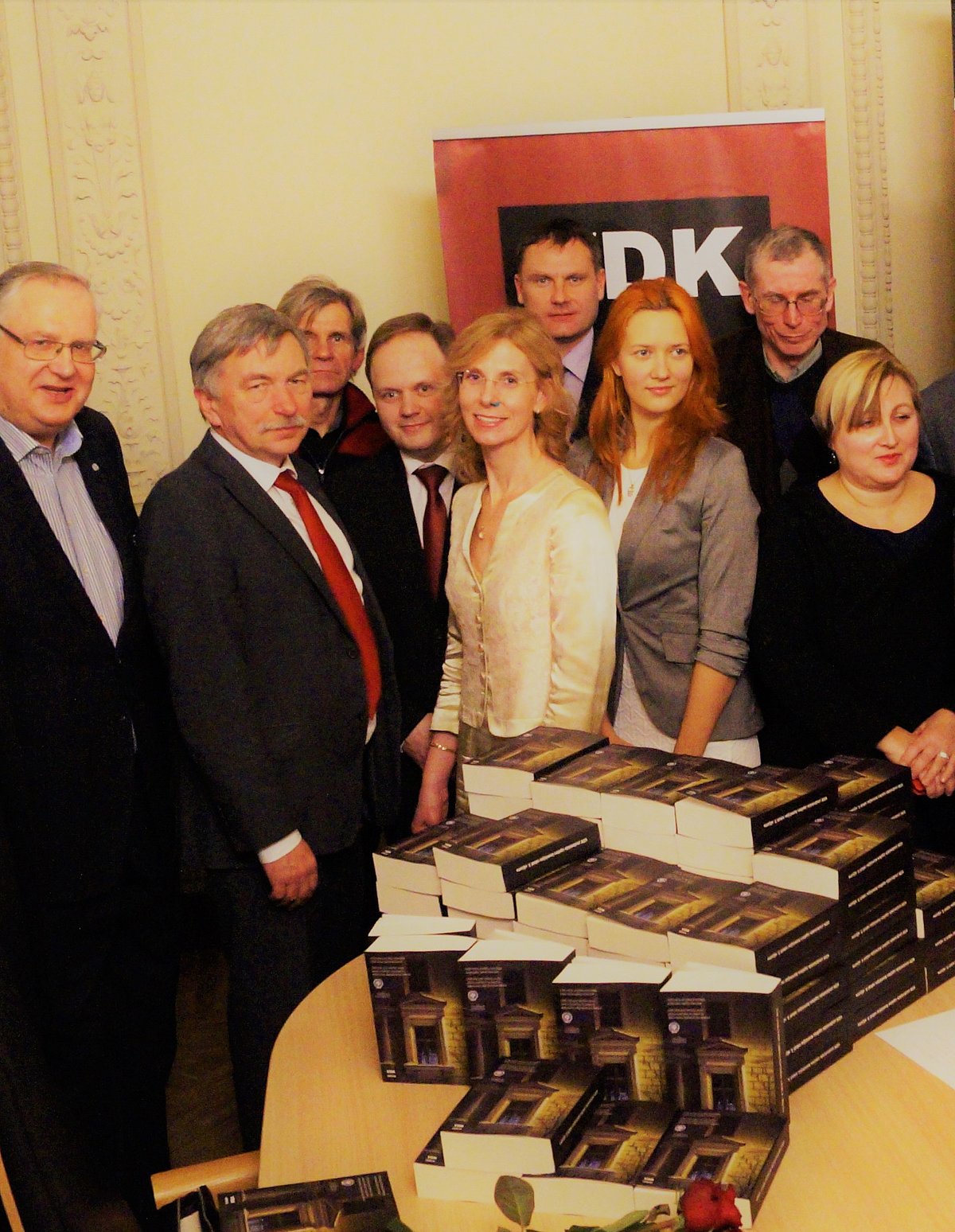 Latvijas Universitātes rektors Dr. habil. biol. Indriķis Muižnieks, Latvijas vēstures institūta direktors Dr. hist. Guntis Zemītis un VDK zinātniskās izpētes komisijas autori 2016. gada 7. decembrī Šēla savrupnamā. Kristīnes Lindbergas foto.