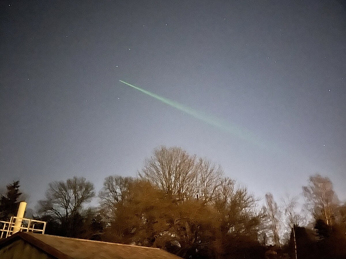 Attēlā redzams lāzera stars virs LU Botāniskā dārza mērījumu laikā. Foto: LU Astronomijas institūta lāzerstacija