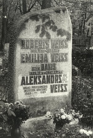 Aleksandra Veisa un viņa vecāku Roberta un Emīlijas atdusas vieta Matīsa kapos Rīgā. Foto: no Latvijas Ķīmijas vēstures muzeja krājuma