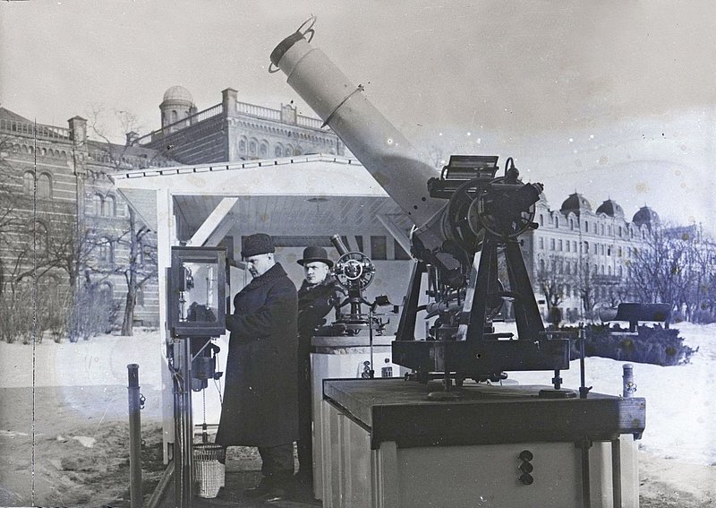 LU SIMTGADES ATKLĀJUMS. Observatorijas galvenais instruments senā optikas katalogā