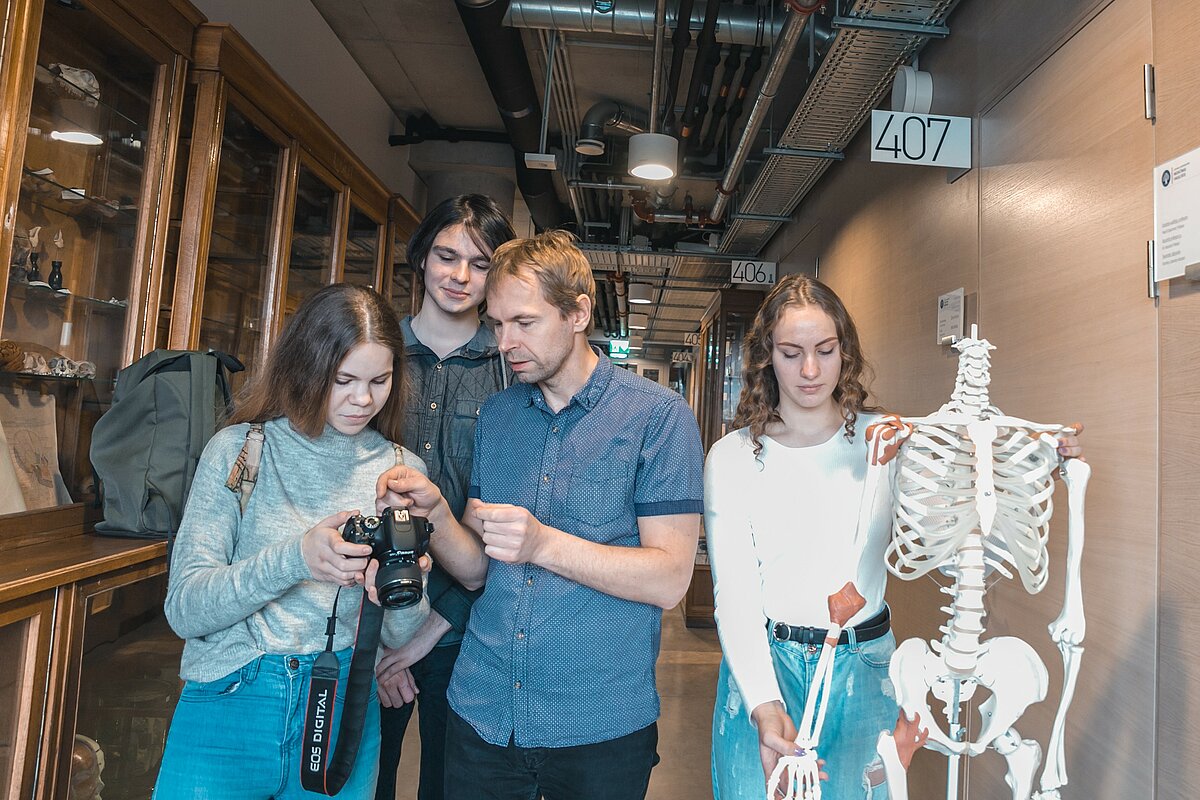 Ēnu diena Latvijas Universitātē. Centrā LU fotogrāfs Toms Grīnbergs ar saviem ēnotājiem. Foto: Gundega Knipše