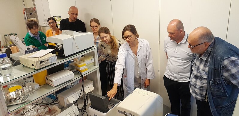 UL FMLS and IMB researchers and staff at the premises of UL molecular laboratory explore the operational principles and research opportunities offered by the newly acquired PCR equipment (16.06.2025). LU MDDF un LU MBI pētnieki un darbinieki LU molekulārās laboratorijas telpās iepazīstas ar iegādātās PĶR iekārtas darbības principiem un iespējām