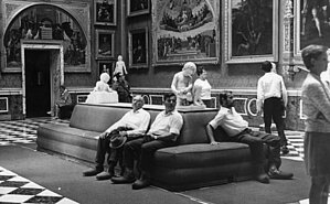 1968. gads, Jānis Lūsis ekskursijas laikā, ar platmali rokās. Foto no LU Muzeja krājuma.