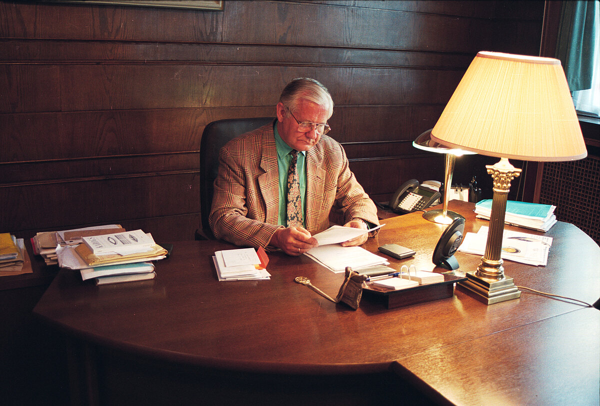 Juris Zaķis rektora darba kabinetā, 1999. Foto: Toms Grīnbergs