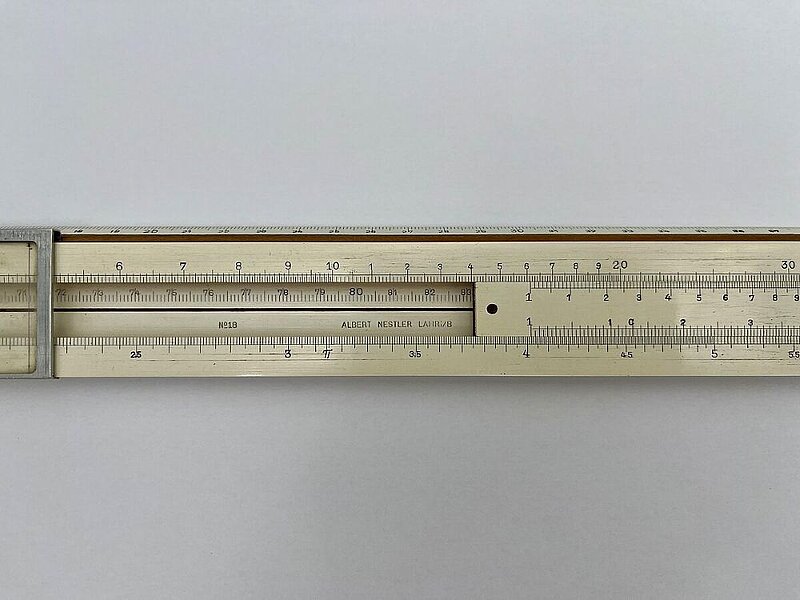 ZEM LUPAS. Logaritmiskais lineāls - LU fizikas docenta Friča Gulbja mantojums