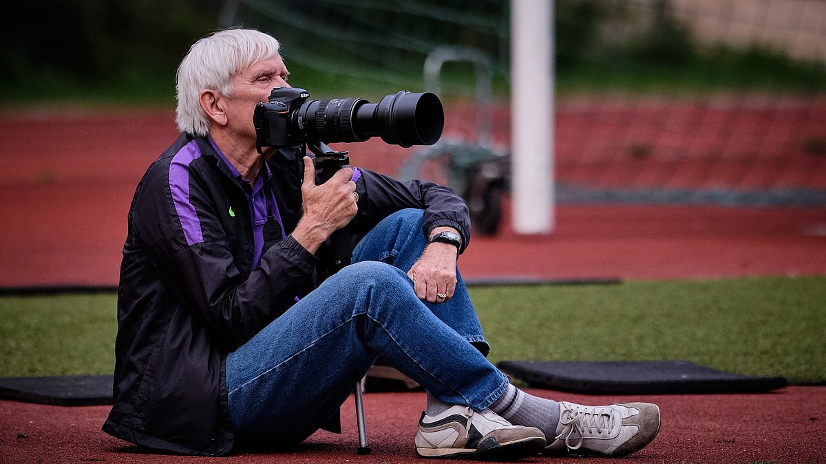 Pēteris Alunāns, nodarbojoties ar savu vaļasprieku. Pēteris 2019. gadā nobildēja 16 futbola skolas "METTA" futbola spēles. Foto: Andris Kozlovskis.