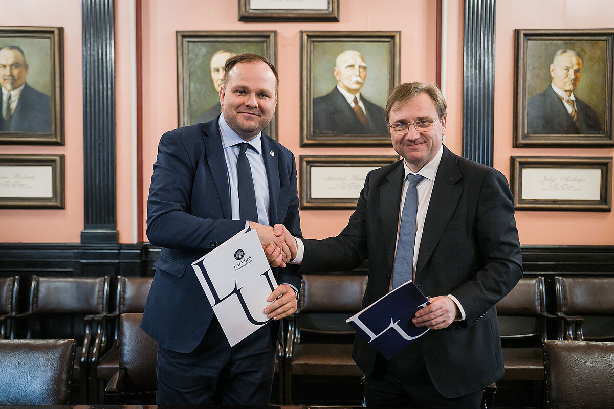 LU un Siguldas novada pašvaldības sadarbības līguma noslēgšana. No kreisās: Siguldas novada domes priekšsēdētājs Linards Kumskis, LU rektors prof. Gundars Bērziņš. Foto: Toms Grīnbergs, LU Komunikācijas departaments LU un Siguldas novada pašvaldības sadarbības līguma noslēgšana. No kreisās: Siguldas novada domes priekšsēdētājs Linards Kumskis, LU rektors prof. Gundars Bērziņš