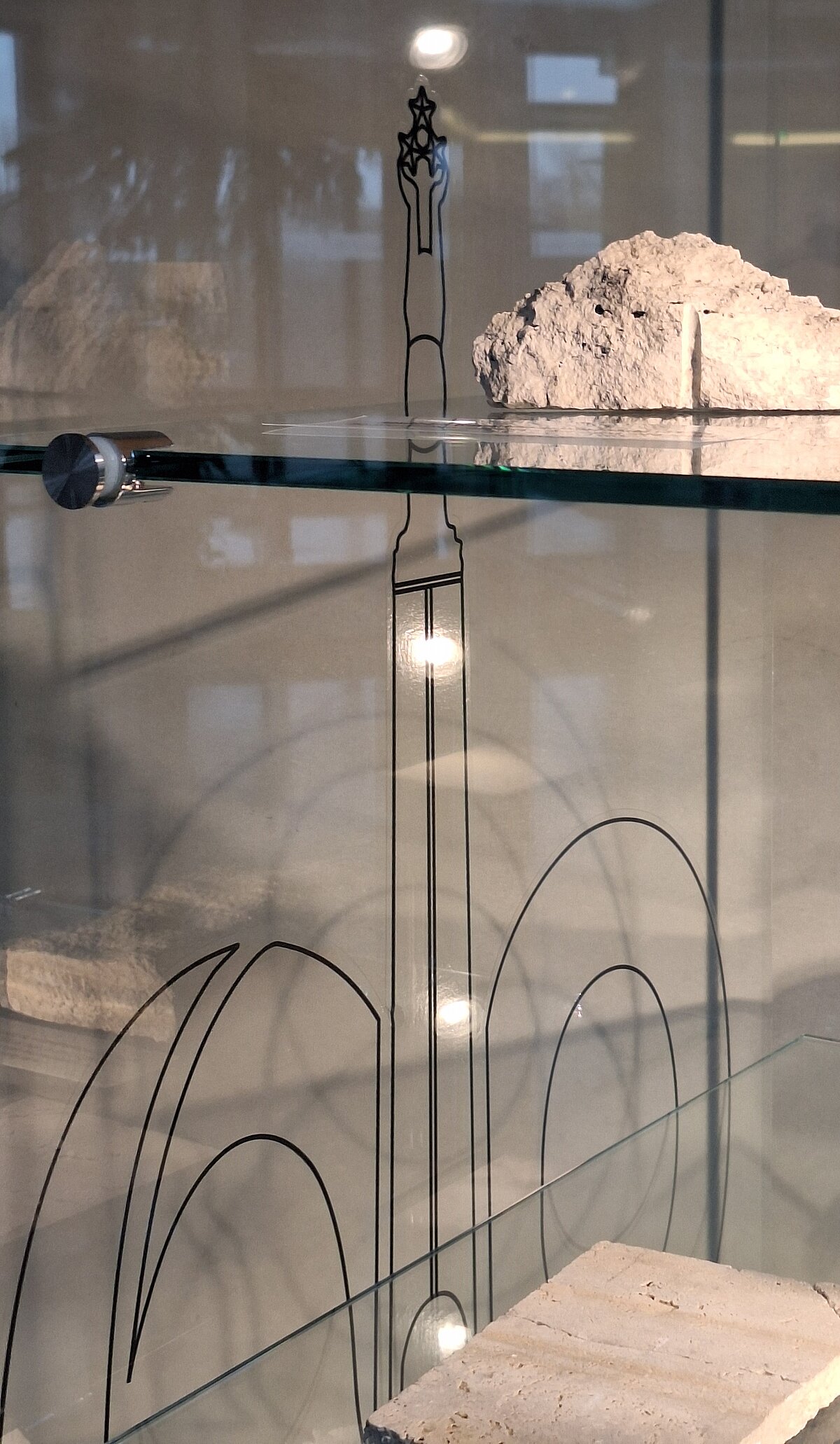 Brīvības piemineklī sākotnēji izmantotais (augšā) un restaurācijai lietotais (zemāk) travertīns. Brīvības piemineklī sākotnēji izmantotais (augšā) un restaurācijai lietotais (zemāk) travertīns.