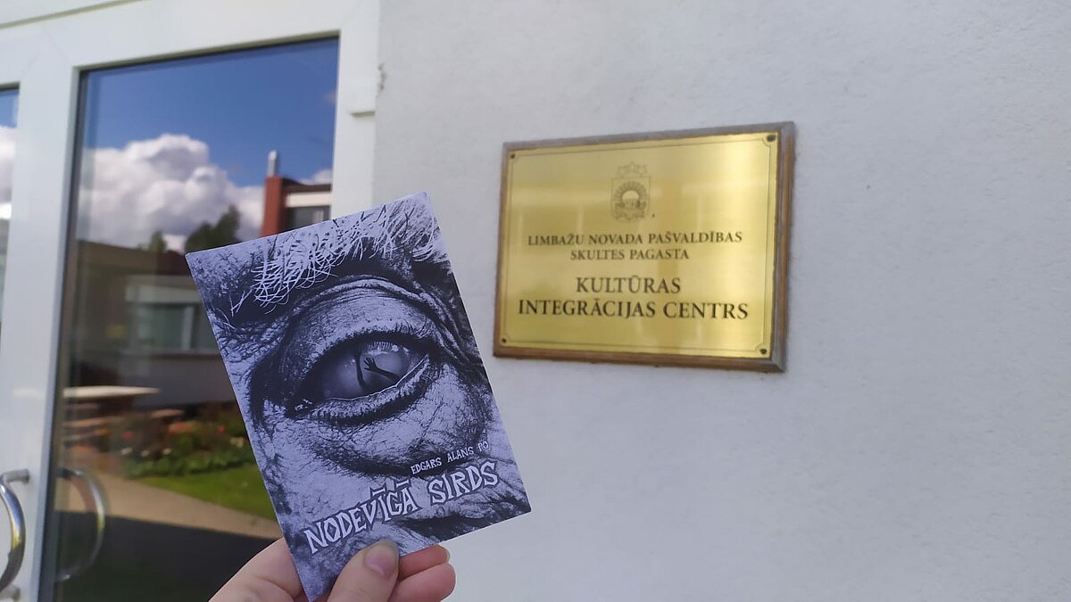 LU Studentu teātra izrādes "Nodevīgā sirds" publicitātes kartīte LU Studentu teātra izrādes "Nodevīgā sirds" reklāmas kartīte pie Skultes kultūras integrācijas centra