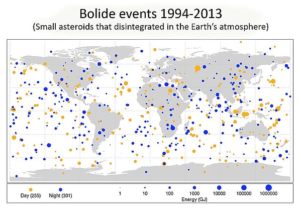 1.att. NASA savāktie radaru fiksētie asteroīdu ietriekšanās Zemes atmosfērā vietu karte. Zilie nakts dzetenie dienā fiksētie notikumi. Lielākie apļi atbilst Čeļabinskas 2013.gada lieluma notikumam.