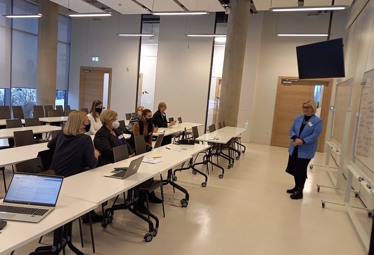 Darba grupa moderatores prof. Zanda Rubene vadībā spriež par talantu attīstības virzienu.