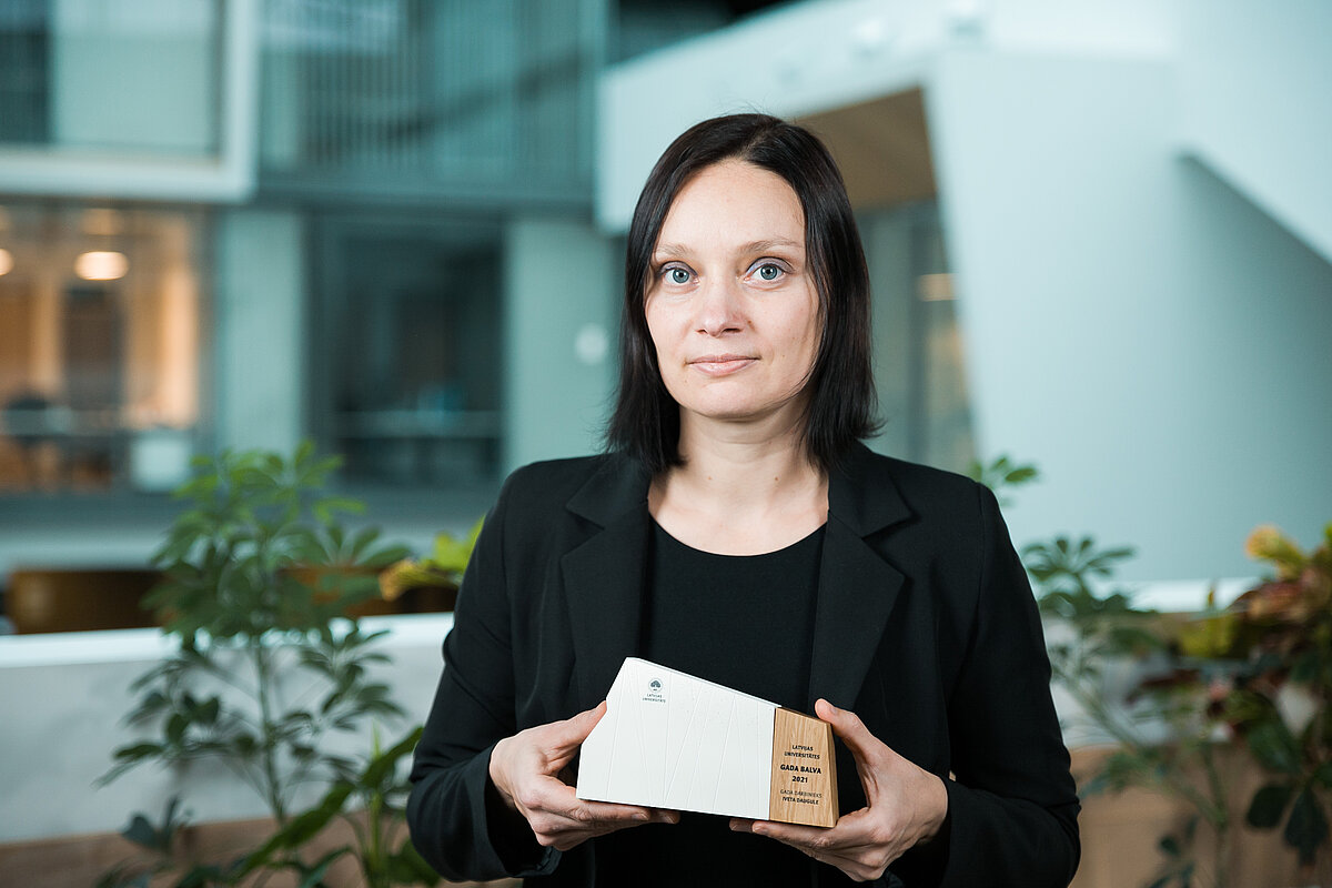 Par gada darbinieku 2021. gadā kļuvusi Darba aizsardzības sistēmas vadītāja Iveta Daugule. © Foto: Toms Grīnbergs, Latvijas Universitātes Komunikācijas departaments
