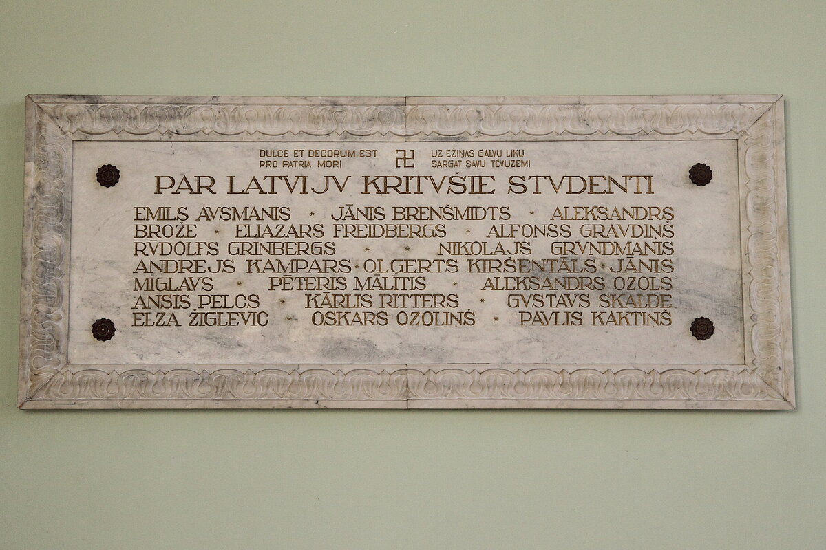 Par Latviju kritušajiem studentiem veltīta piemiņas plāksne Latvijas Universitātes Mazajā aulā, 2015. gada 11. novembris. Foto: Toms Grīnbergs Par Latviju kritušajiem studentiem veltīta piemiņas plāksne Latvijas Universitātes Mazajā aulā, 2015. gada 11. novembris. Foto: Toms Grīnbergs