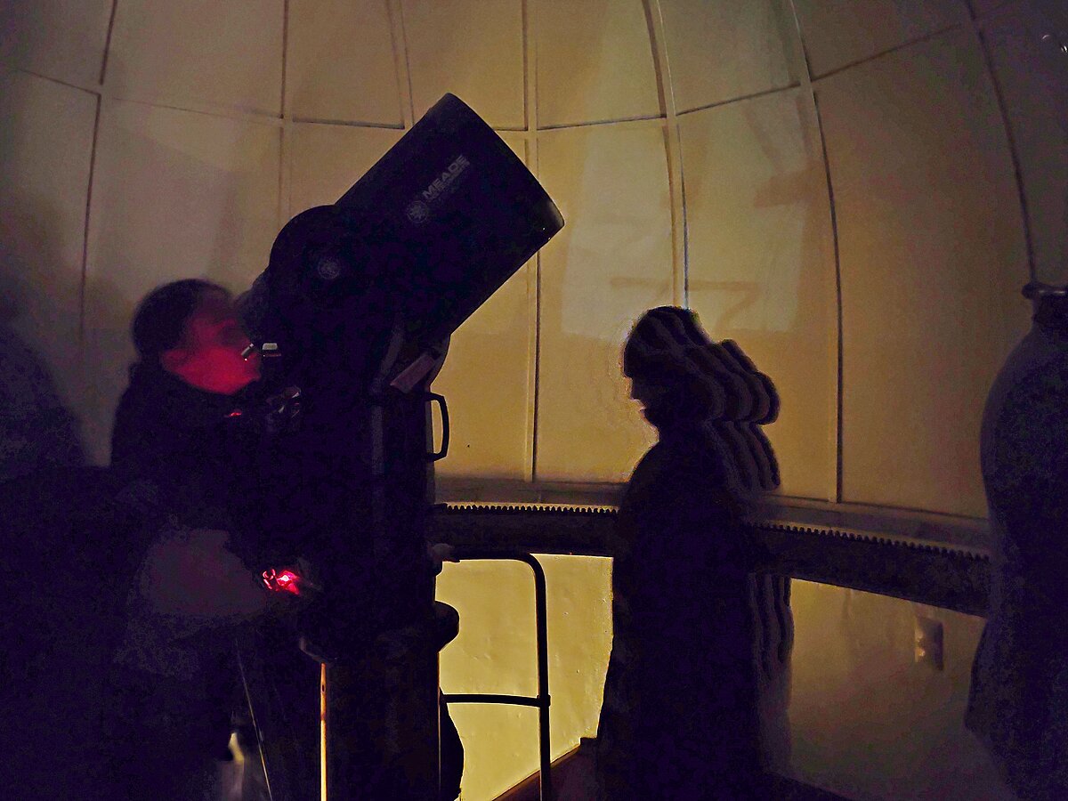 Zvaigžņotās debess novērojumu gaita LU Astronomiskajā tornī. Foto:Gunta Vilka Zvaigžņotās debess novērojumu gaita LU Astronomiskajā tornī. Foto: Gunta Vilka