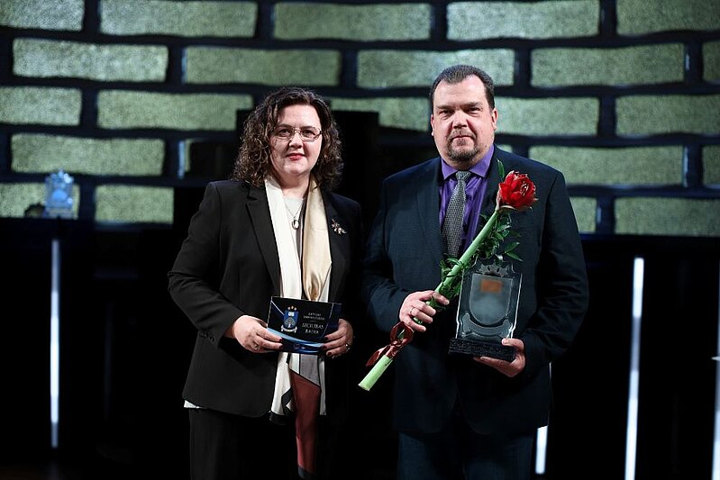 Kristīne Strada-Rozenberga ar LU Izcilības balvas ieguvēju Andri Šnē svinīgajā ceremonijā