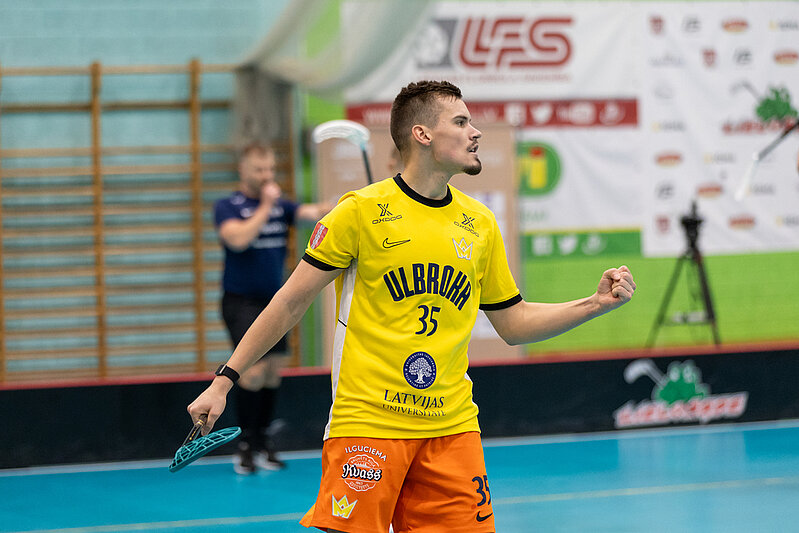 Sportists uz laukuma spēles laikā