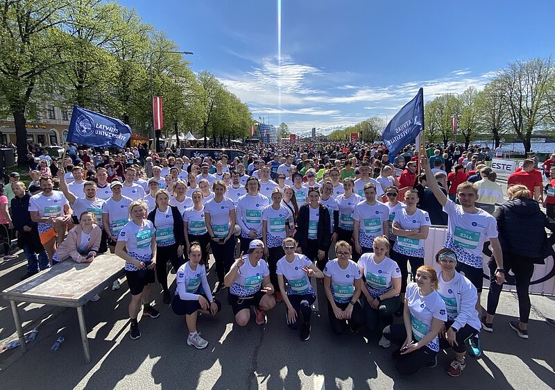 138 Latvijas Universitātes darbinieki un studenti vienojas 10 kilometru skrējienā Rimi Rīgas maratonā