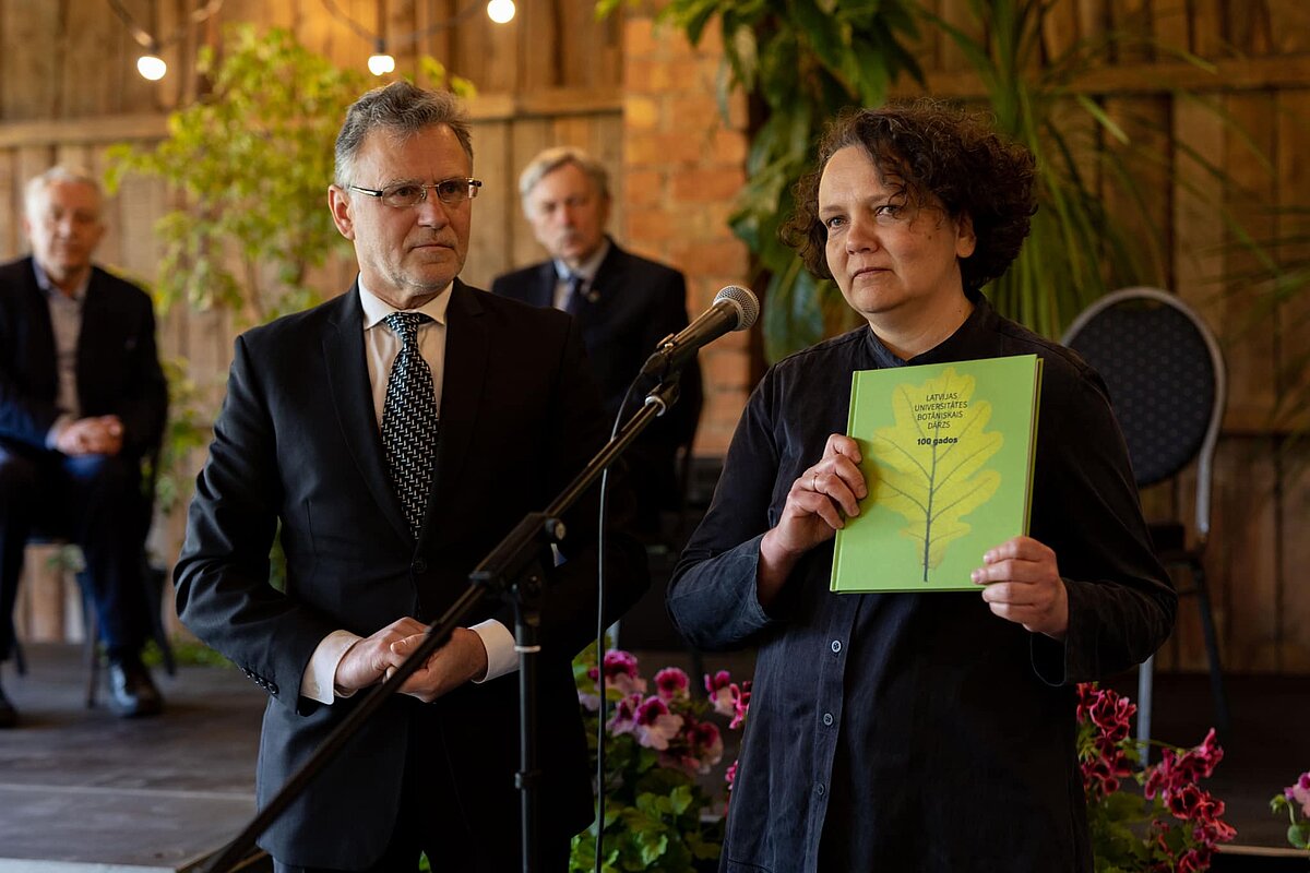 Izdota grāmata “Latvijas Universitātes Botāniskais dārzs 100 gados”. Foto: Kristaps Mednis