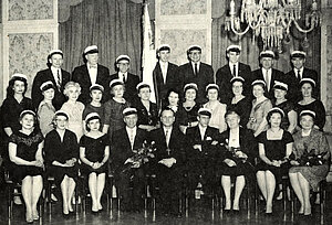 10.att. Mācītājs Rihards Zariņš 1960. gadā Ņujorkā iesvēta trimdā atjaunotā jauktā kora "Dziesmuvara" karogu. Foto: LU Muzeja krājums, LUM3129