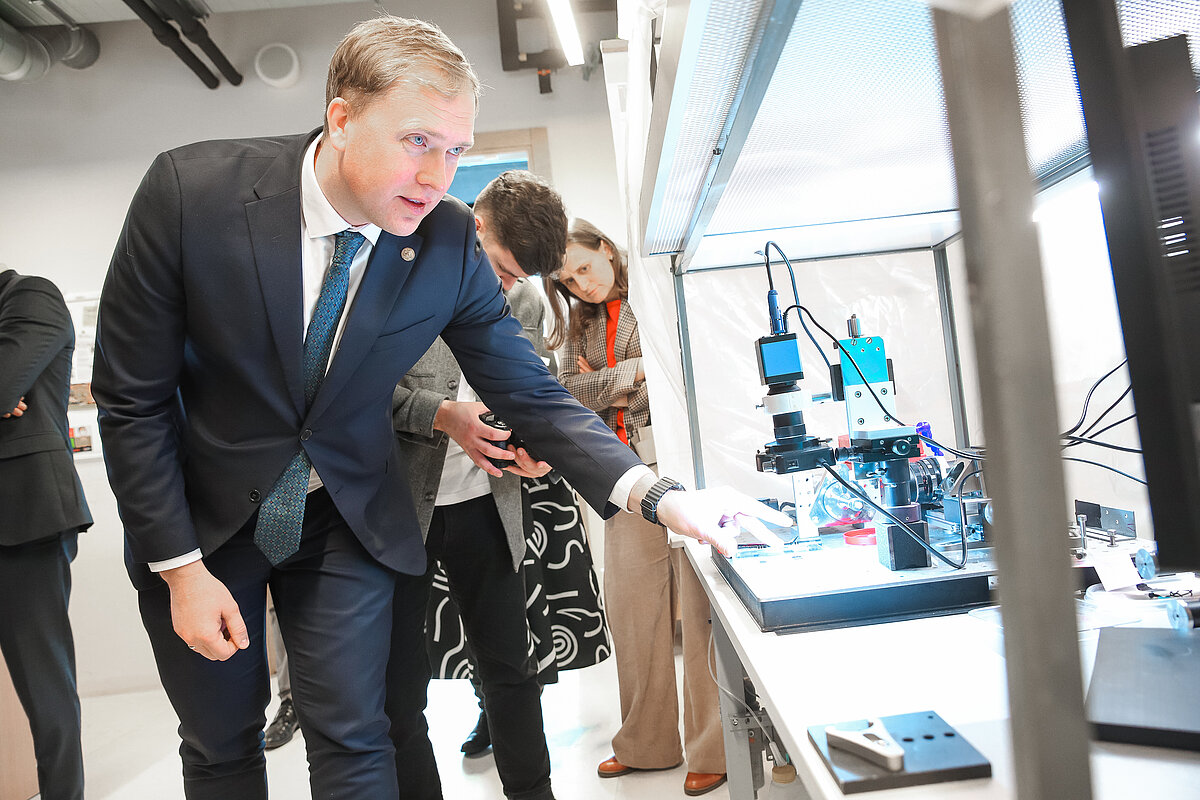 Ekonomikas ministrs Viktors Valainis, apskatot LU laboratorijas 