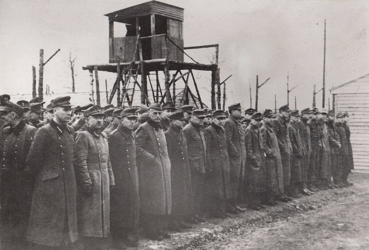 Latviešu leģionāri Zedelgemas karagūstekņu nometnē. 1945. gada rudens (Latvijas Kara muzejs)