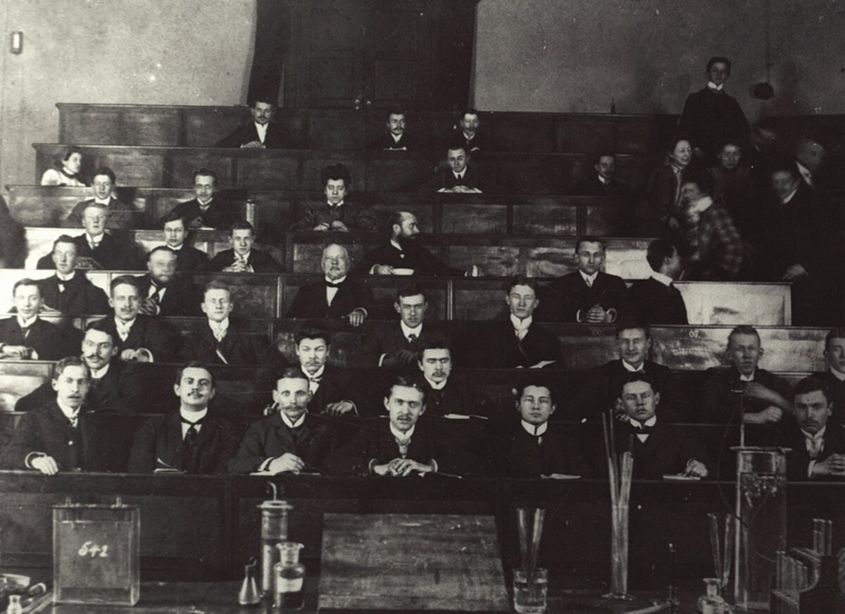 Frīdrihs Canders Rīgas Politehniskajā institūtā, pirmajā rindā vidū. Attēls no Latvijas Universitātes Muzeja krājuma