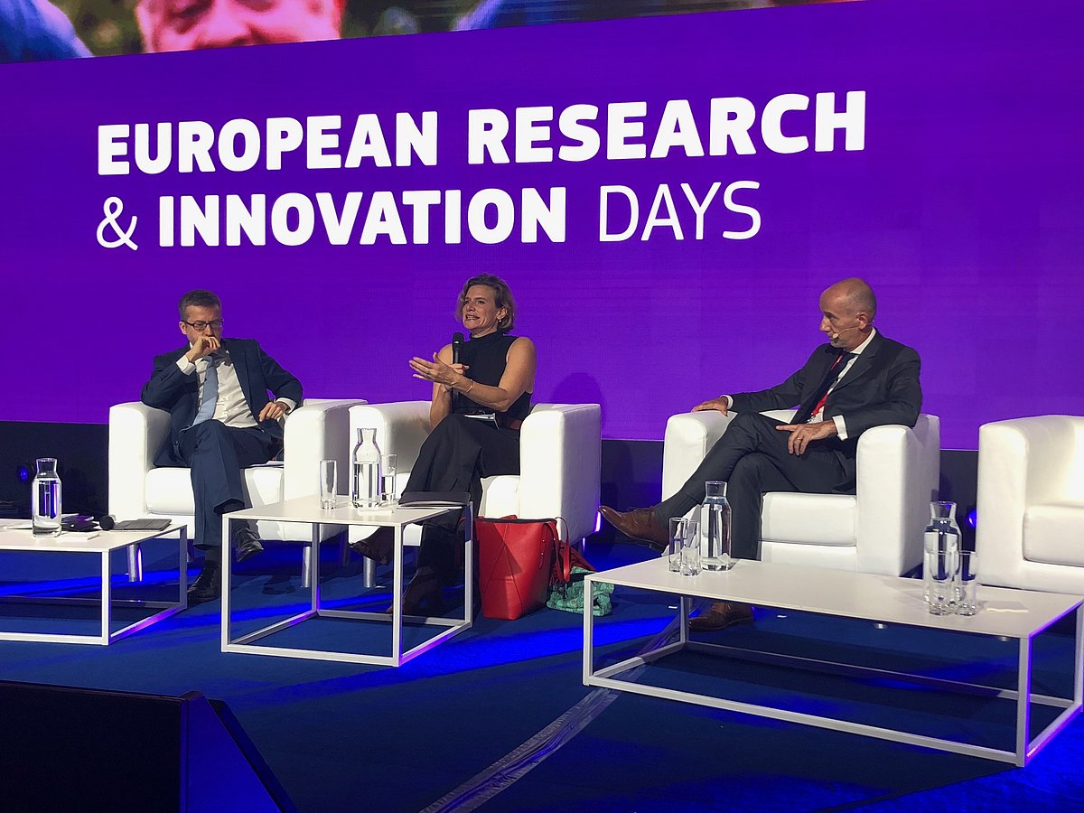 No kreisās: Zinātnes un inovāciju komisārs Karlos Moedas (Carlos Moedas), misiju teorijas eksperte Mariana Mazukato (Marianna Mazzucato) un R&I generāldirektors Žans Eriks Pakē (Jean Eric Paquet)