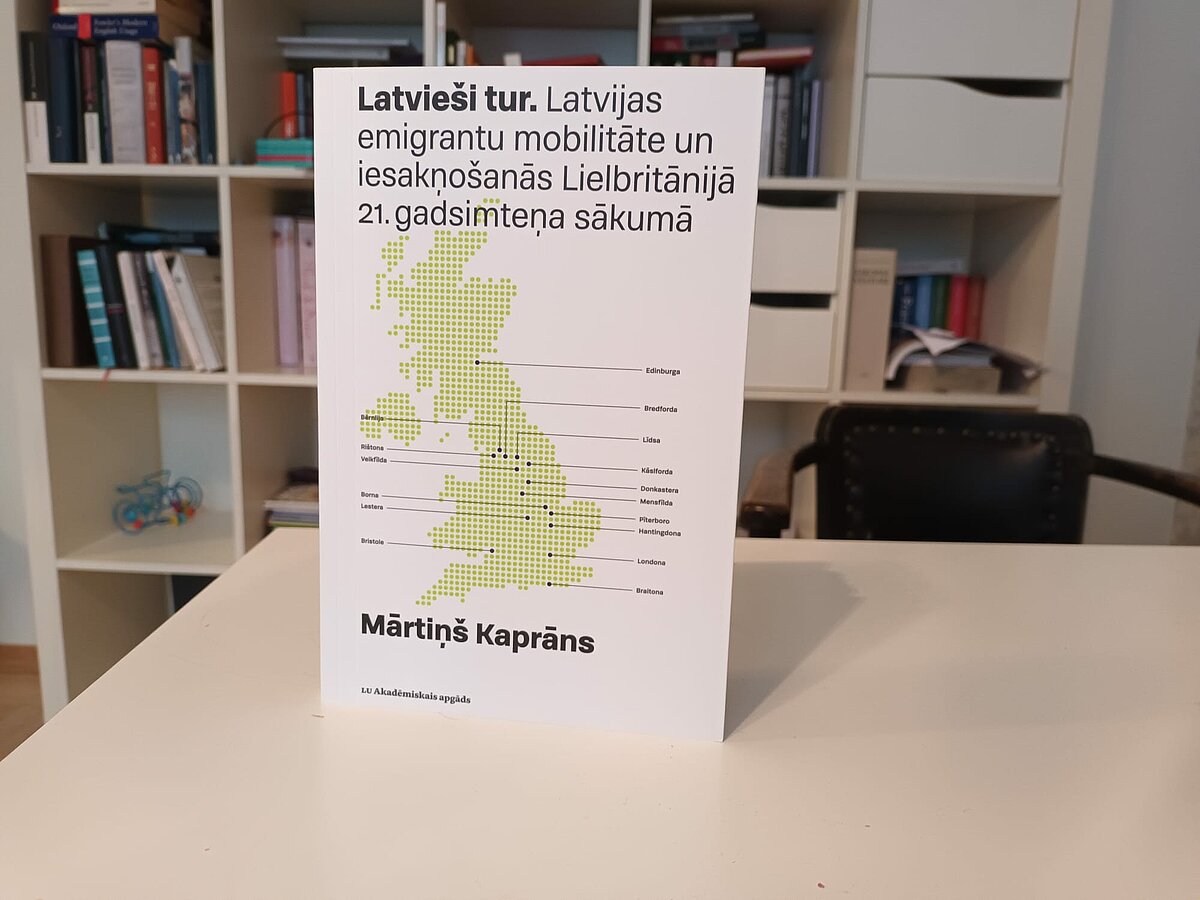 Grāmata “Latvieši tur. Latvijas emigrantu mobilitāte un iesakņošanās Lielbritānijā 21. gadsimteņa sākumā”. Foto no privātā arhīva