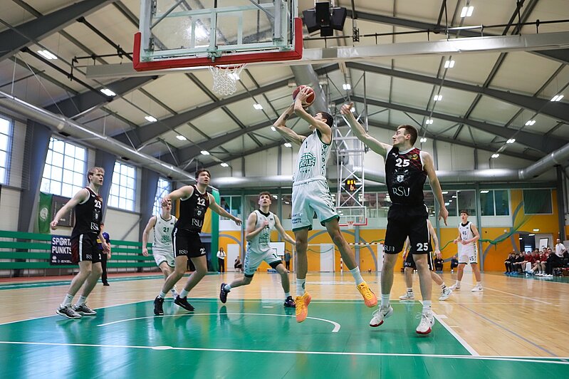 Basketbola spēles mirklis