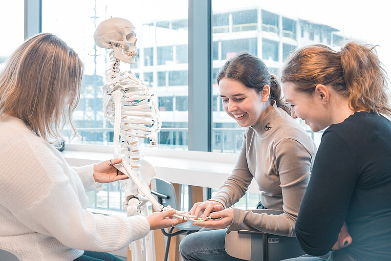 Vairāk nekā 1 000 skolēnu pielaikojuši LU studentu kurpes