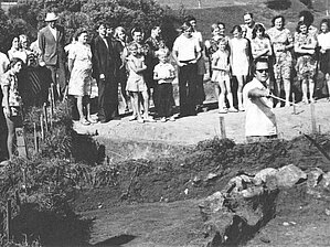 Izrakumi Sabiles senpilsētā un LVU studentu prakse. Ē. Mugurēvičs iepazīstina izrakumu apmeklētājus ar atsegtajiem objektiem 1975.g. Foto: Mugurēvičs, Mana dzīve – no ganuzēna līdz akadēmiķim, 211.lpp.