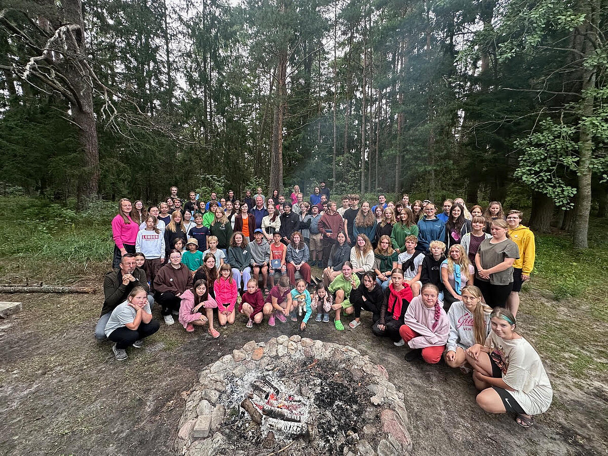 Publicitātes foto no LU Lībiešu institūta arhīva Lībiešu vasaras skolas dalībnieku kopīgais foto