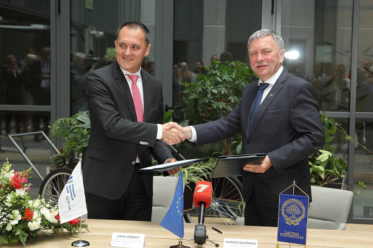Rafal Rybacki, Head of EIB Public Sector Lending Operations Division in the Baltic States and Northern Europe and Rector of the University of Latvia, Professor Indriķis Muižnieks